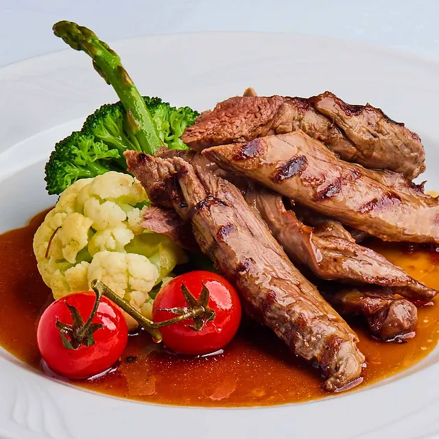 Grillet lammefilet med tilbehør.