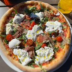 Rund pizza med fersk burrataost.