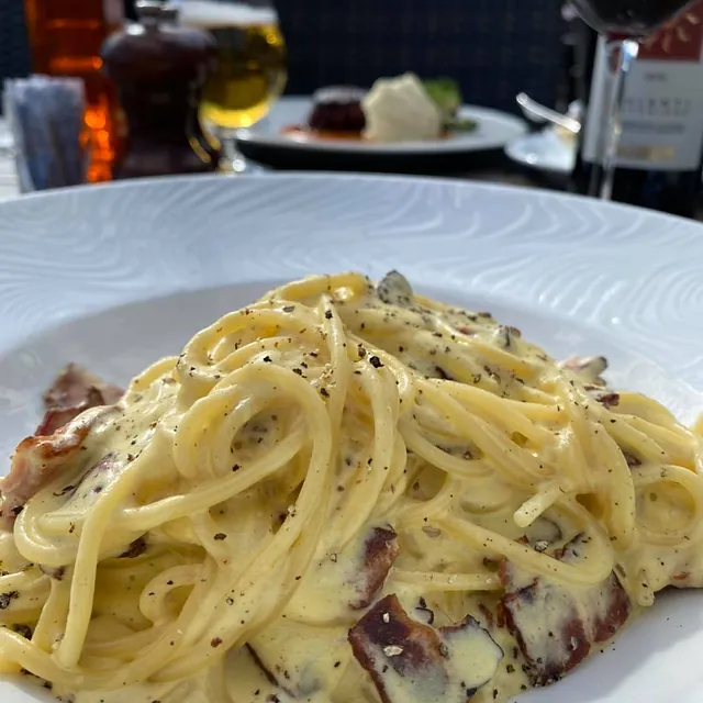 Spaghetti carbonara servert på restaurant.