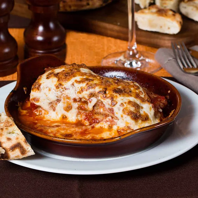 Hjemmelaget lasagne i ovnsform.