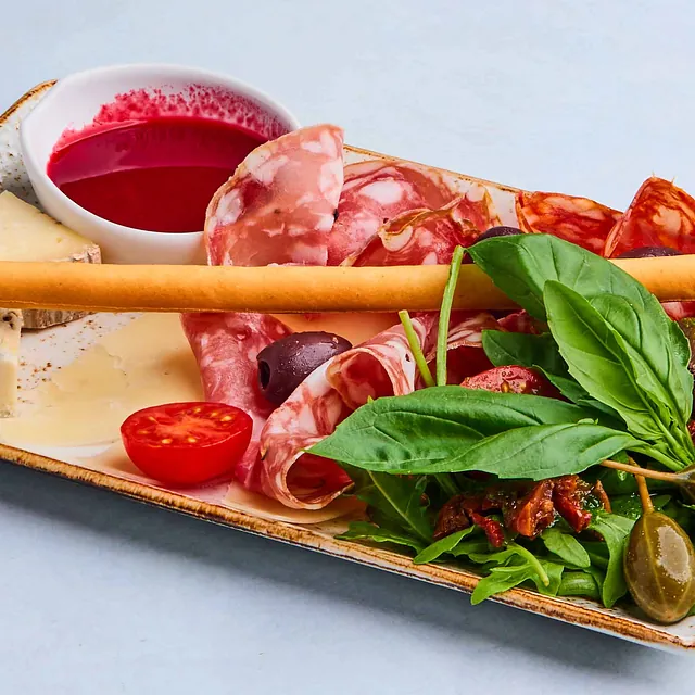 Antipasto misto med spekemat.